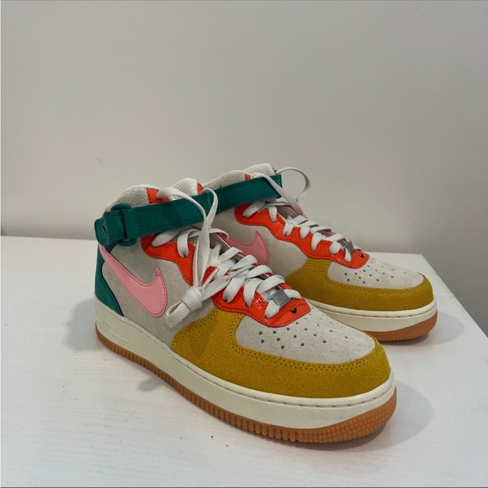 NIKE AIR FORCE 1 MID - COCONUT MILK/BLEACHED CORAL/VIVID SULFUR
